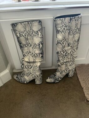 Snake-Print Knee-High Women's Boots - Black & Cream